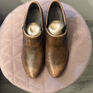 Born Women’s Booties/Brown leather zip/size 7 1/2/Classic look/ 2 1/2 heels